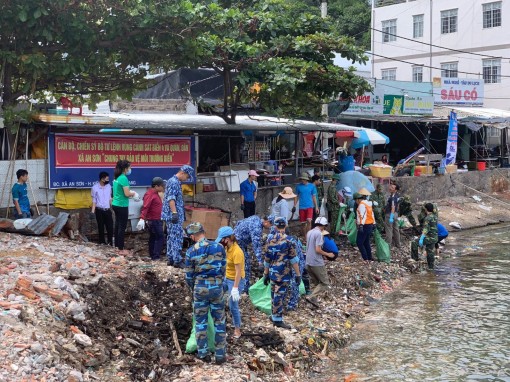 Cảnh sát biển chung tay bảo vệ môi trường biển