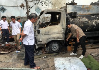 Bí thư Huyện ủy Tri Tôn kiểm tra hiện trường vụ cháy xe bồn chở dầu