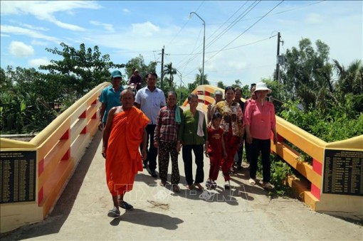 Nhà sư bắc cầu, làm đường, chăm lo cho người nghèo