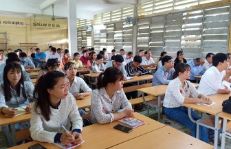 Châu Phú bồi dưỡng lý luận chính trị cho học viên