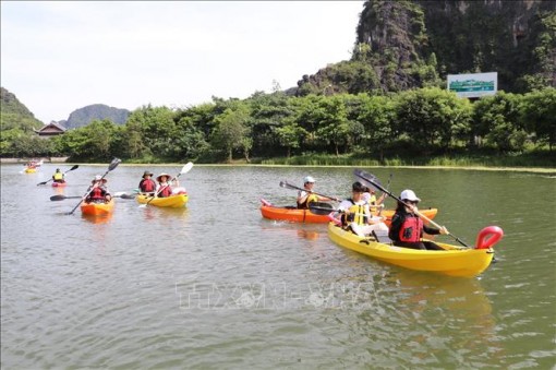 Về Tràng An trải nghiệm chèo thuyền kayak