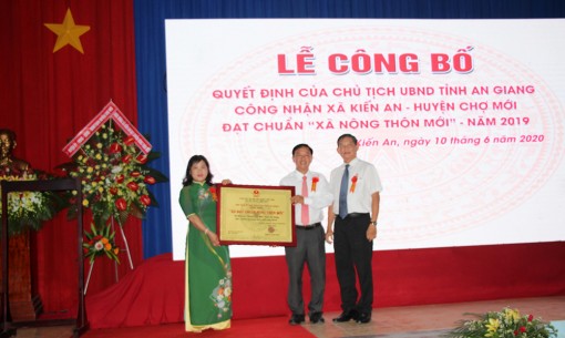 Kiến An đón bằng công nhận “Xã nông thôn mới”