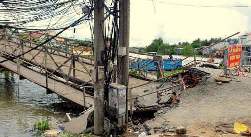 Sập cầu trên Tỉnh lộ 918, giao thông bị chia cắt