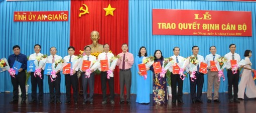 Trao quyết định 27 cán bộ thuộc diện Ban Thường vụ Tỉnh ủy quản lý