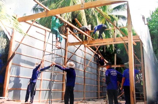 Tổ xây dựng, cất nhà Tình thương xã Tân An