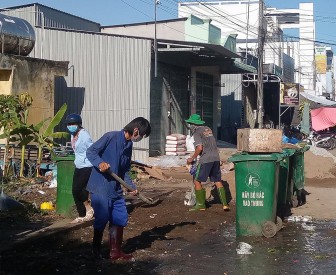 Ra quân vệ sinh môi trường tại xã Bình Thủy