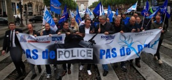 Cảnh sát Pháp biểu tình tại đại lộ Champs Elysee