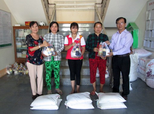 Trao 50 phần quà hỗ trợ người nghèo xã Thạnh Mỹ Tây