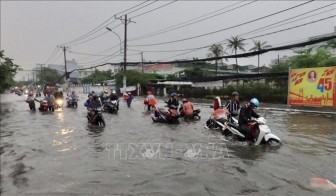 Mưa kéo dài hơn 4 tiếng, nhiều tuyến đường tại TP Hồ Chí Minh chìm trong biển nước