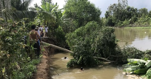 Cần Thơ: Sạt lở làm 2 người điều khiển phương tiện giao thông bị sụp xuống kênh