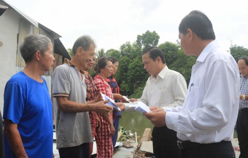 Hỗ trợ các hộ dân phường Mỹ Thới bị sạt lở