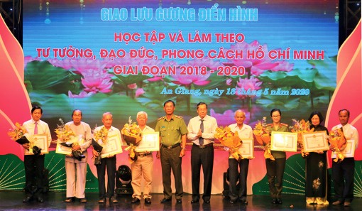 Lan tỏa những điển hình tiên tiến trong thực hiện Chỉ thị 05
