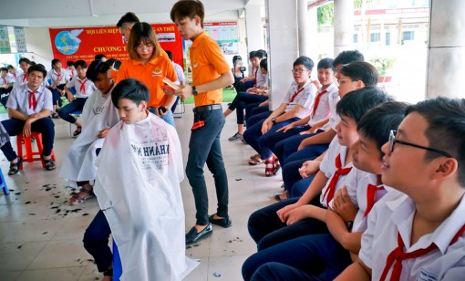 Hớt tóc miễn phí cho học sinh