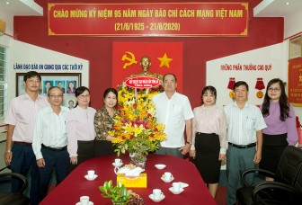 Chủ tịch UBND tỉnh Nguyễn Thanh Bình thăm, chúc mừng Báo An Giang