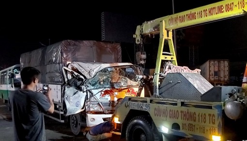 Tiền Giang:  3 người thoát chết trong cabin xe tải bẹp dúm