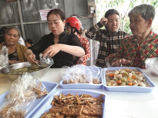 Ấm lòng với quán “buffet chay 0 đồng” Hoa Sen đất Thoại