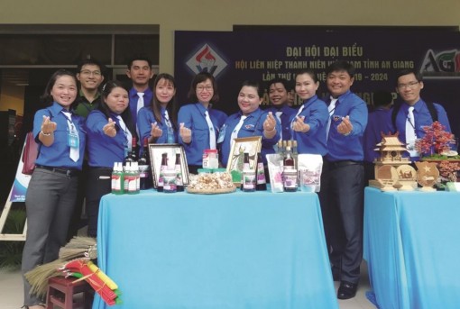 Bồi dưỡng đảng viên trẻ ở huyện cù lao