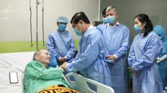 Tổng lãnh sự Anh thăm bệnh nhân phi công 91, cảm kích y bác sĩ Việt Nam