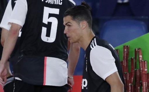 Ronaldo mờ nhạt, Juventus mất chức vô địch