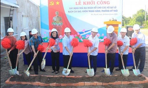 Khởi công xây dựng nhà Đại đoàn kết cho hộ dân bị ảnh hưởng sạt lở rạch Cái Sao