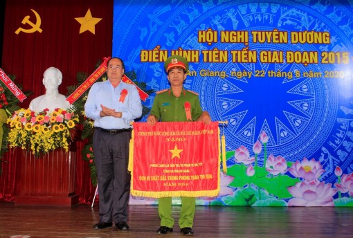 Nhiều tập thể, cá nhân Công an An Giang được khen thưởng và tuyên dương điển hình tiên tiến