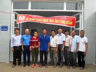 Liên đoàn Lao động huyện Châu Phú trao "Mái ấm Công đoàn"
