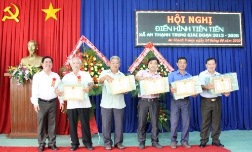 An Thạnh Trung tuyên dương 20 điển hình tiên tiến