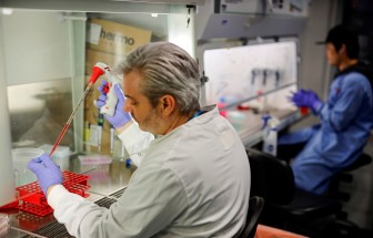 Brazil, Trung Quốc thử nghiệm lâm sàng vắcxin phòng COVID-19