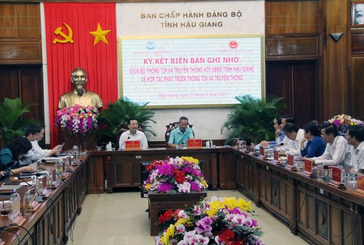 Bộ trưởng TT&TT "mời" Hậu Giang đẩy việc khó lên Bộ