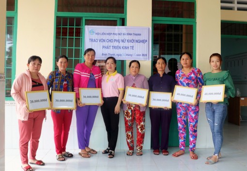 Trao vốn khởi nghiệp cho hội viên phụ nữ