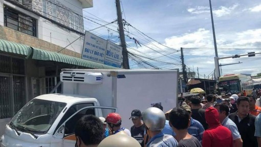 Ô tô khách tông liên hoàn trên QL1 khiến 2 người thương vong