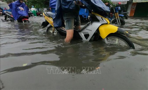 Mưa lớn gây ngập nặng nhiều tuyến đường ở thành phố Sóc Trăng