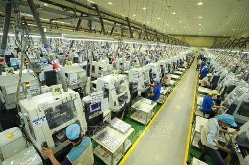 Bloomberg: Kinh tế Việt Nam tăng trưởng vượt ngoài dự báo bất chấp dịch COVID-19