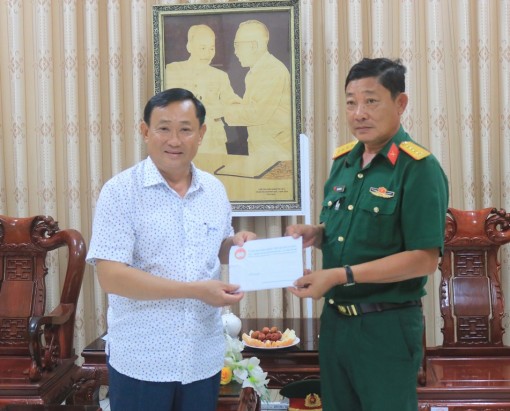 Thăm, tặng quà hỗ trợ cán bộ, chiến sĩ khu cách ly Trường Quân sự tỉnh An Giang