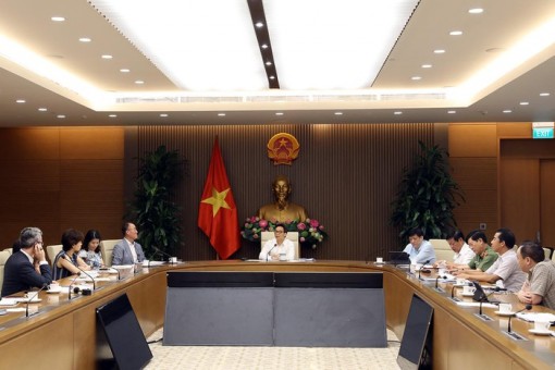 Chuyên gia quốc tế khuyến cáo việc mở cửa trở lại