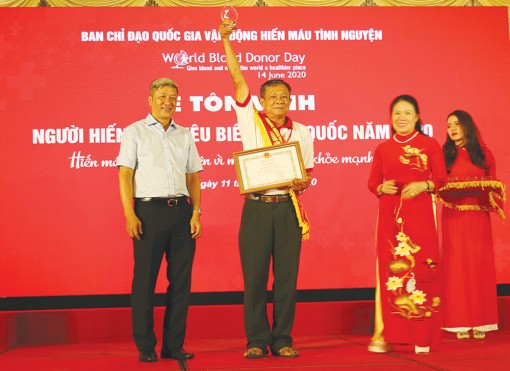 Trao gửi yêu thương qua giọt máu nghĩa tình