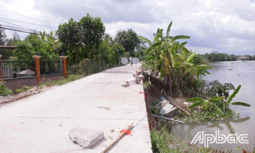 Tiền Giang: Sạt lở trên tuyến đường Tây Ba Rài