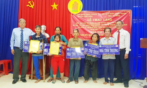 Trao 5 căn nhà “Mái ấm tình thương” và tặng quà nạn nhân chất độc da cam huyện Tịnh Biên, Tri Tôn