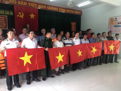 Trao 2.000 lá cờ Tổ quốc cho ngư dân ở cửa biển lớn nhất Bạc Liêu