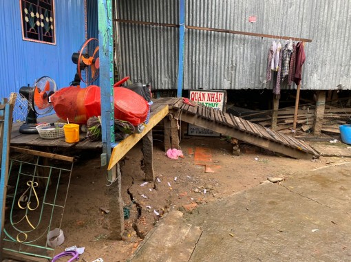 Sạt lở và răn nứt tại tuyến Tây sông Hậu gần Quốc lộ 91, thuộc ấp Vĩnh Thuận, xã Vĩnh Thạnh Trung