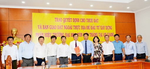 An Giang: Trao quyết định cho thuê đất và bàn giao đất ngoài thực địa xây dựng phân hiệu Trường Đại học Tôn Đức Thắng