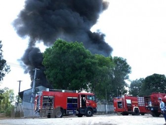 Quảng Ngãi: Cháy lớn tại xưởng nệm có nhiều công nhân đang làm việc