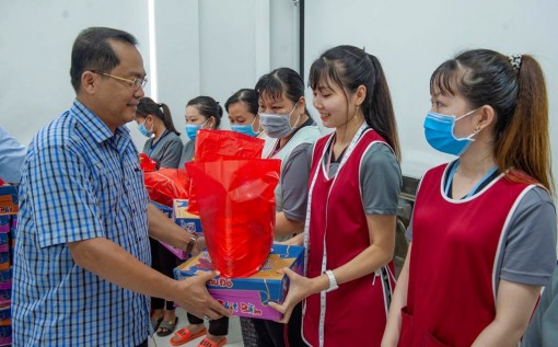 Thăm, tặng quà đoàn viên, người lao động bị ảnh hưởng bởi dịch bệnh COVID-19