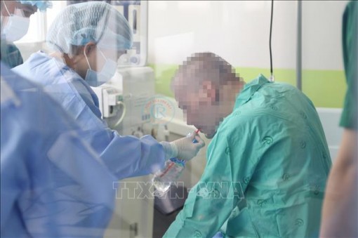 Ngày 3-7, bệnh nhân phi công người Anh đủ sức khỏe về nước