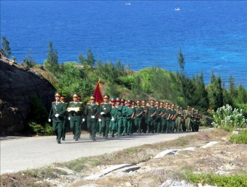 Trên 3.500 người dự Lễ Thượng cờ trên núi Thới Lới, đảo Lý Sơn