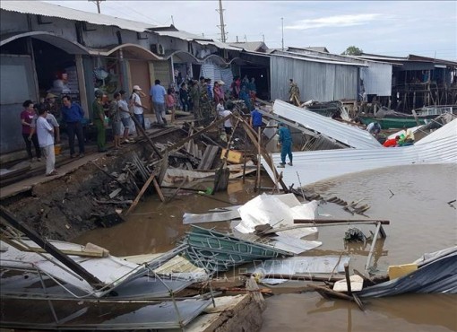 Sạt lở đất gây thiệt hại 14 nhà dân tại Năm Căn