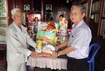 Lãnh đạo huyện Tri Tôn chúc mừng kỷ niệm ngày khai sáng đạo Phật giáo Hòa Hảo