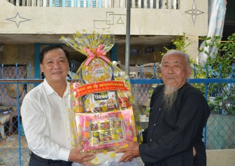 Lãnh đạo huyện Châu Thành chúc mừng Đại lễ 18-5 Phật giáo Hòa Hảo