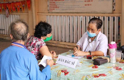 Châu Thành: Khám bệnh, phát thuốc miễn phí và tặng quà cho gần 550 người nghèo