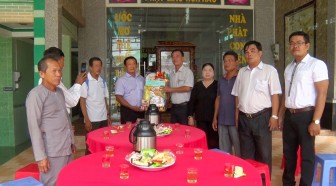 Lãnh đạo huyện Tri Tôn chúc mừng Đại lễ 18-5